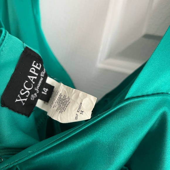 XSCAPE MAXI DRESS SIZE 14 fits like a 12. Has a few pulls as shown in the images - Picture 5 of 5